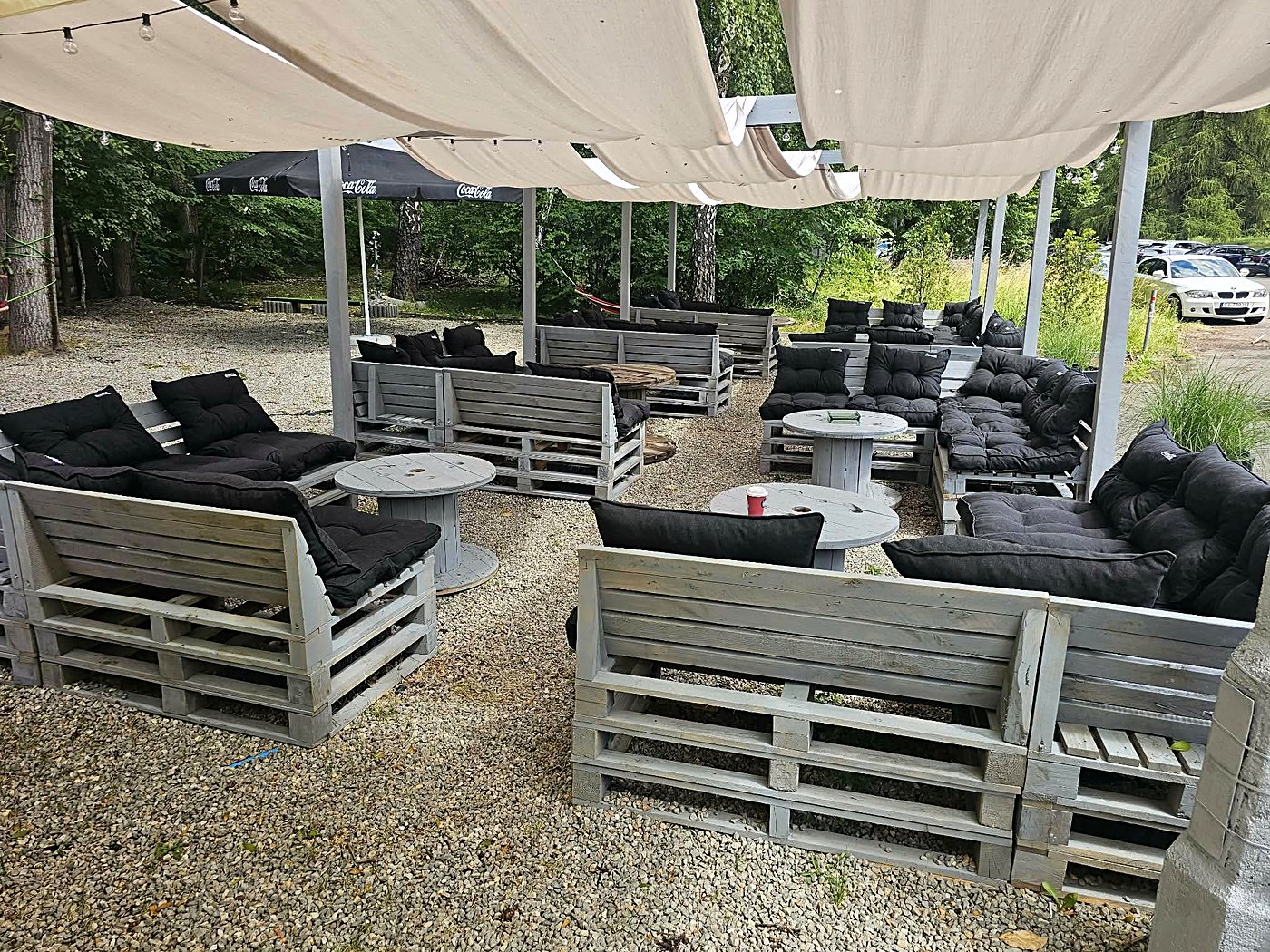 Ogródek Chico z sofami z palet i zadaszeniem
